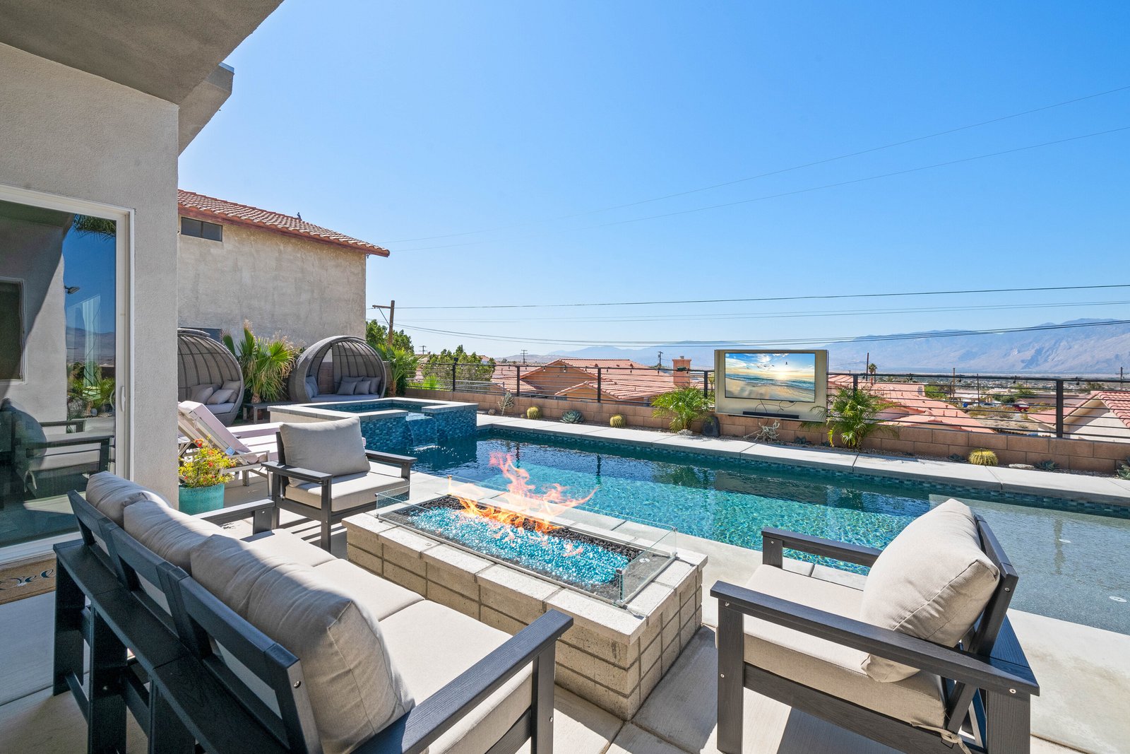 New Beautifully Desert Home Pool/Spa